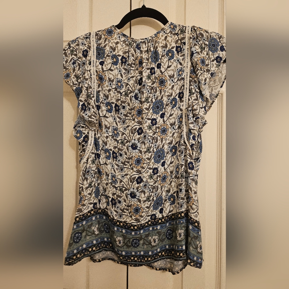 LUCKY BRAND Women's Medium top.